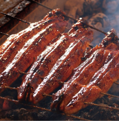 備長炭を使って一座独自の手法で焼き上げる鰻